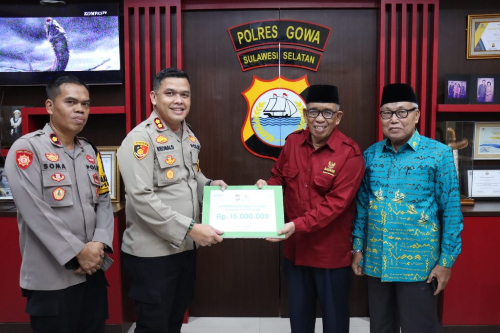 Kapolres Gowa Serahkan Zakat Fitrah ke BAZNAS Gowa