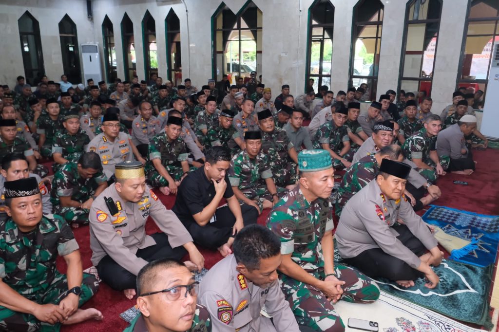 Kapolda Sulsel dan Pangdam XIV Hasanuddin beserta Jajaran Gelar Sholat Dhuhur dan Makan Siang Bersama