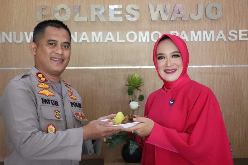 Kapolres Wajo bersama Ketua Pengurus Yayasan Kemala Bhayangkari Hadiri Acara HUT ke-43 YKB