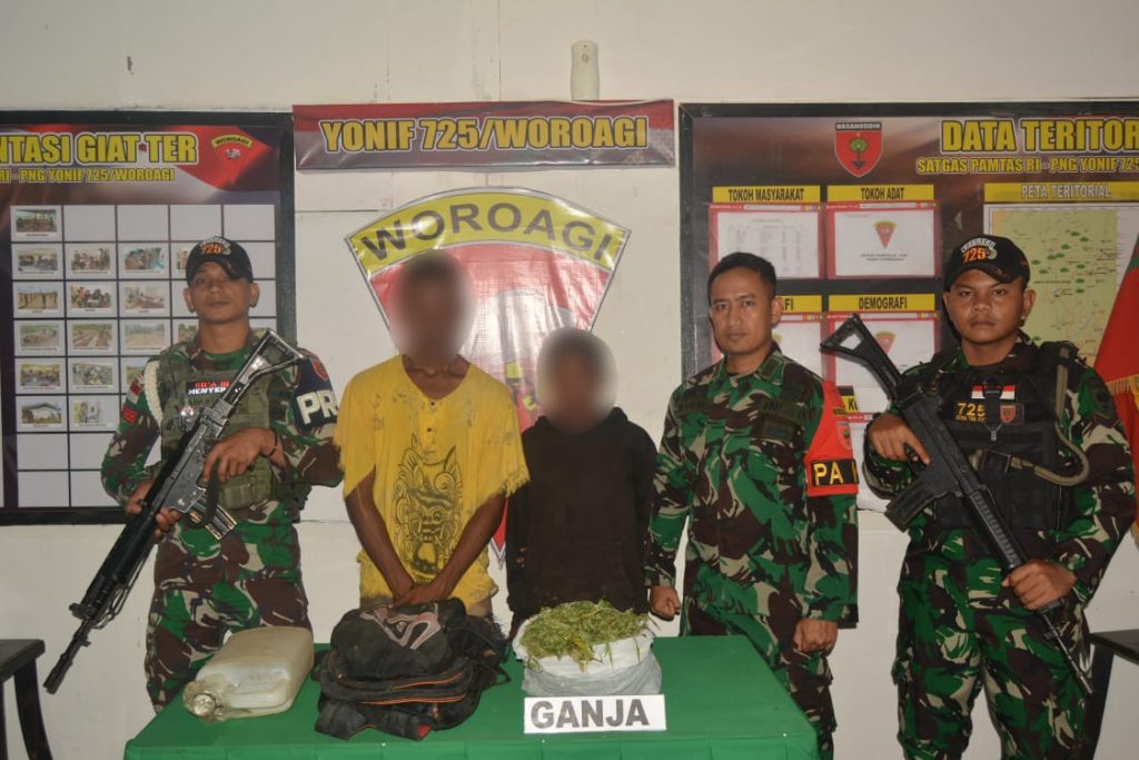 Dua Pelajar Bawa Ganja Ditangkap Satgas Pamtas RI-PNG Statis Yonif 725 Woroagi