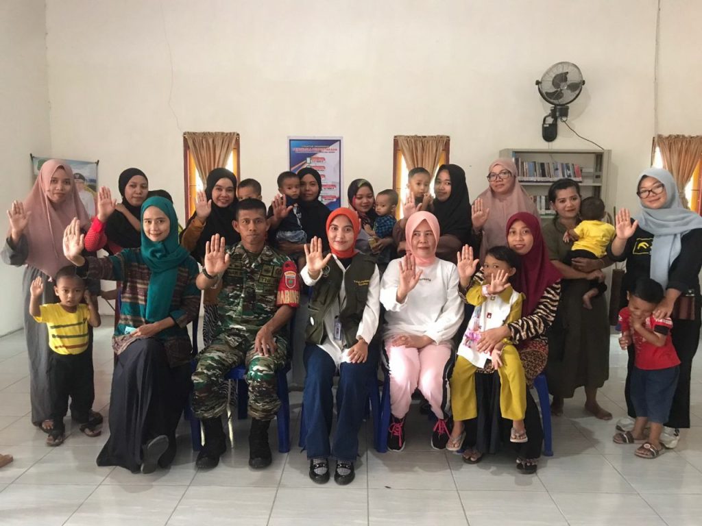 Babinsa Tellu Limpoe Dampingi Kegiatan Posyandu Balita