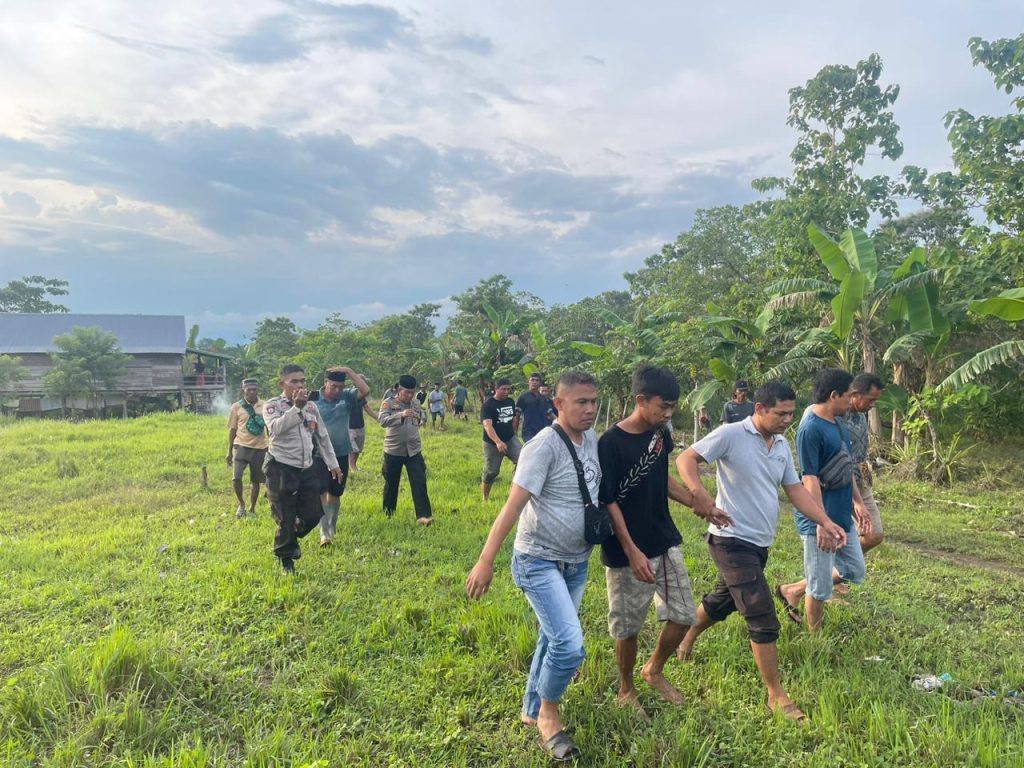 Polsek Keera dan Urban Pitumpanua Datangi TKP Penemuan Mayat Tersengat Arus Listrik