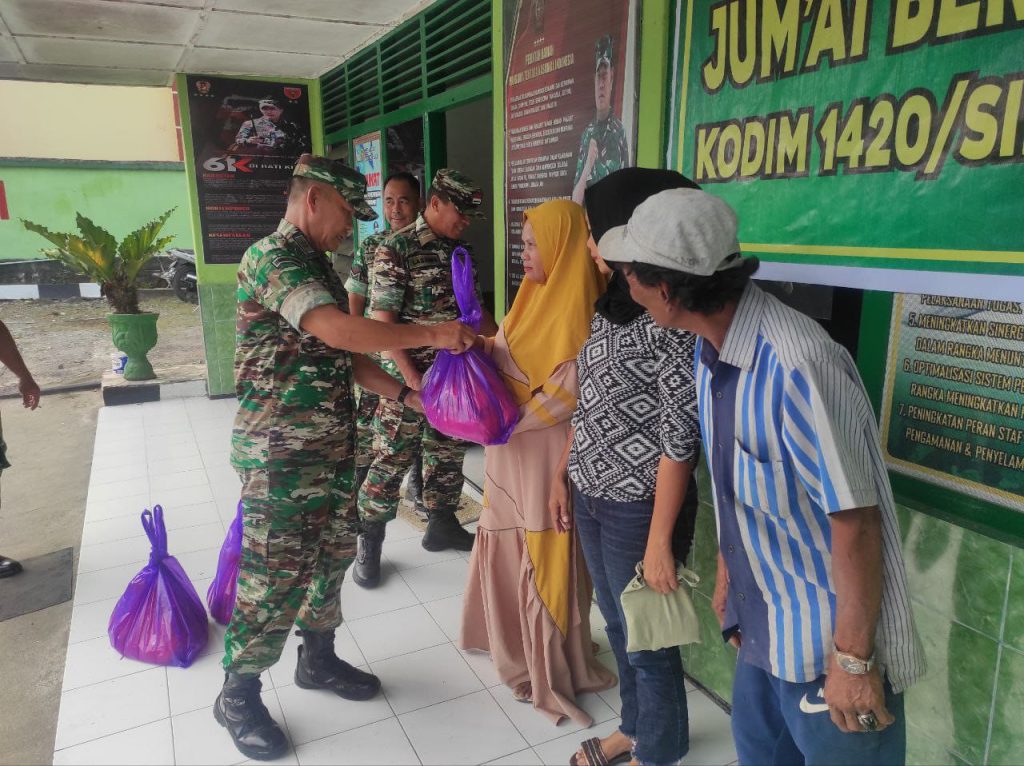 Koramil 04 Watang Pulu Jumat Berkah Bagikan Sembako di Halaman Koramil dengan Warga Kurang Mampu