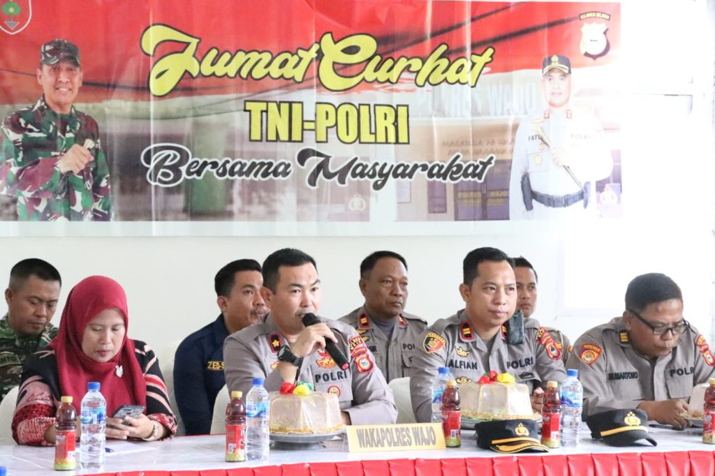 Pesan Waka Polres Wajo kepada Masyarakat Saat Jumat Curhat di Kecamatan Bola