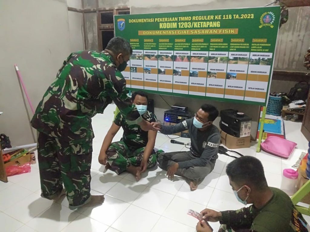 Jaga Vitalitas Tubuh, Satgas TMMD Reguler Ke-116 Kodim 1203 Ketapang Terima Vitamin Penunjang Kerja
