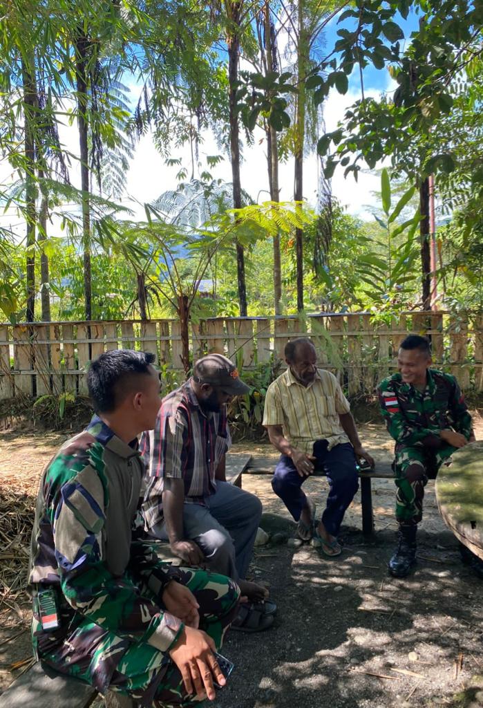 Keakraban Satgas Yonif Raider 200/BN Dengan Jemaat Gereja Setelah Kegiatan Ibadah