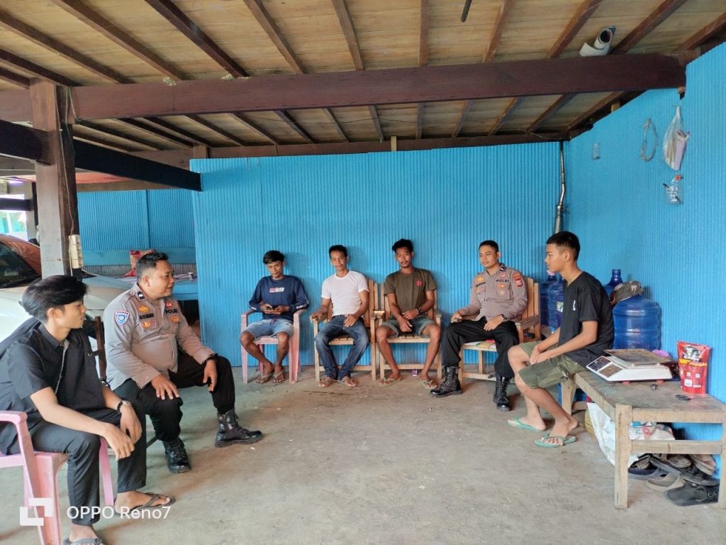 Kanit Binmas dan Bhabinkamtibmas Polsek Sajoanging Polres Wajo Giat Sambangi Warga
