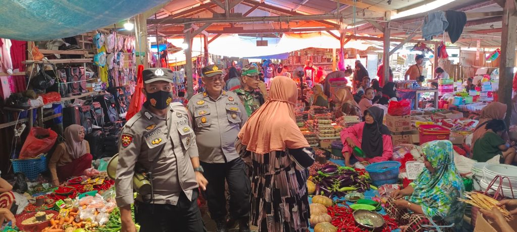 Kapolsek Sabbangparu Polres Wajo Lakukan Pengamanan di Pasar Rakyat Salojampu