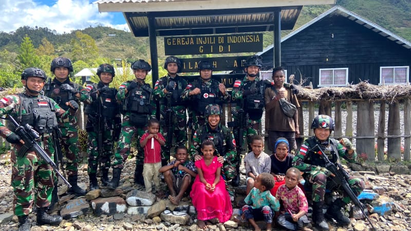 Satgas Yonif RK 115 ML Laksanakan Kegiatan Minggu Kasih ke Gereja Injili Di Kampung Wuyuneri