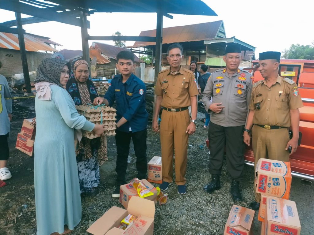 Kapolsek Keera Polres Wajo Bantu Korban Kebakaran di Appasareng Paojepe