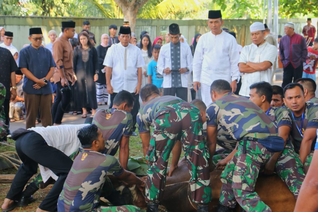 Serahkan Hewan Kurban, Kasdam XII Tanjungpura Harap Prajurit Dapat Aktualisasikan Semangat Rela Berkorban