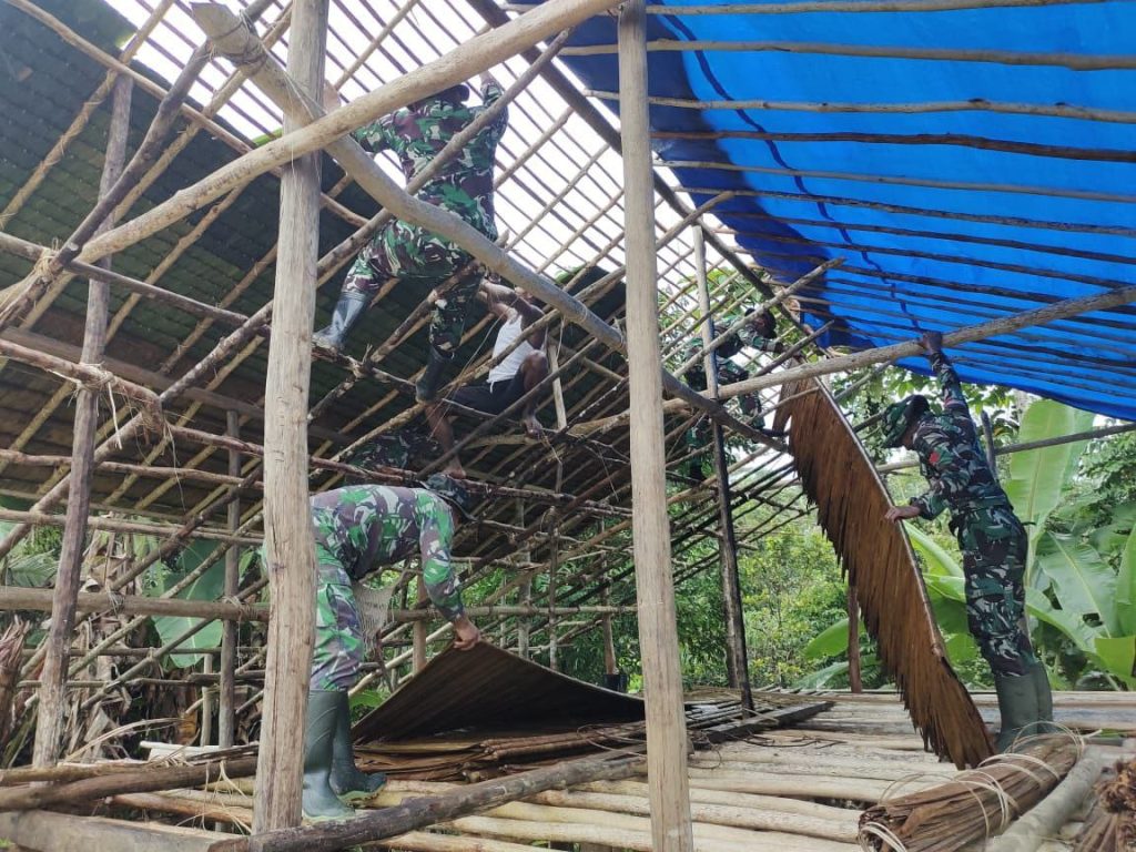 Satgas Yonif 725 Woroagi Bantu Perbaikan Rumah Warga