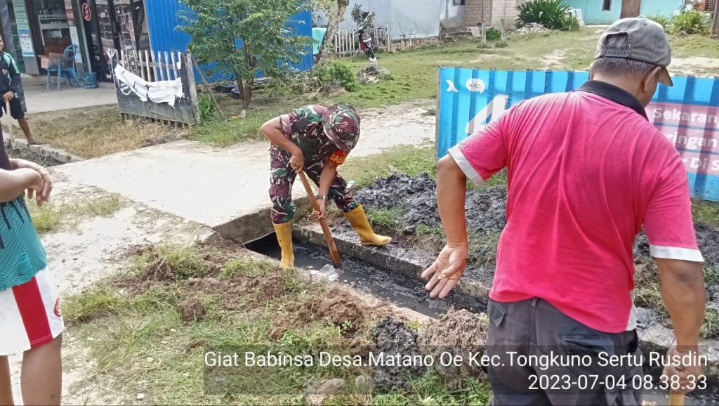 Babinsa Koramil 1416-03/Tongkuno Kodim 1416/Muna Gotong Royong Bersihkan Selokan