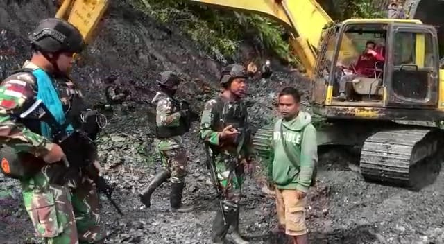 Satgas Yonif RK 115 ML Bantu Masyarakat Jaga Keamanan dalam Perbaikan Jalan Longsor di Distrik Yambi