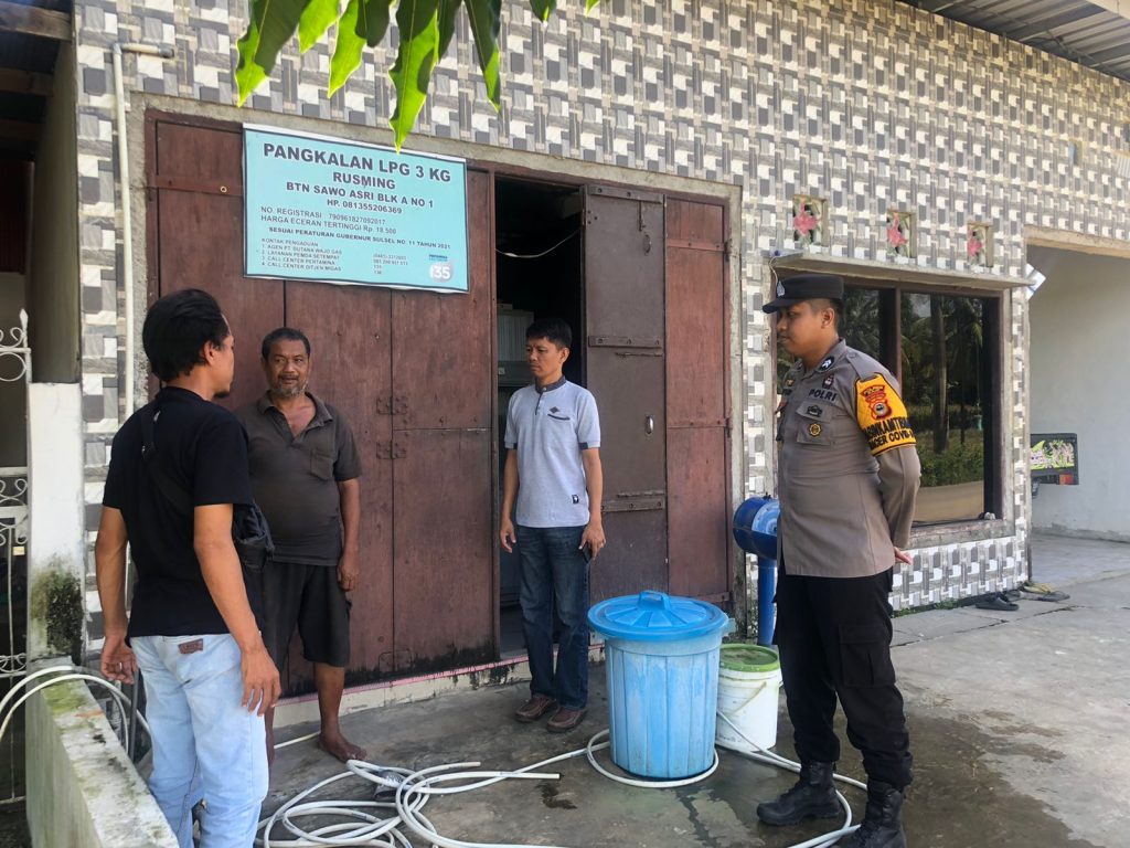 Polsek Sabbangparu Polres Wajo Pantau Harga Gas Elpiji di Pangkalan