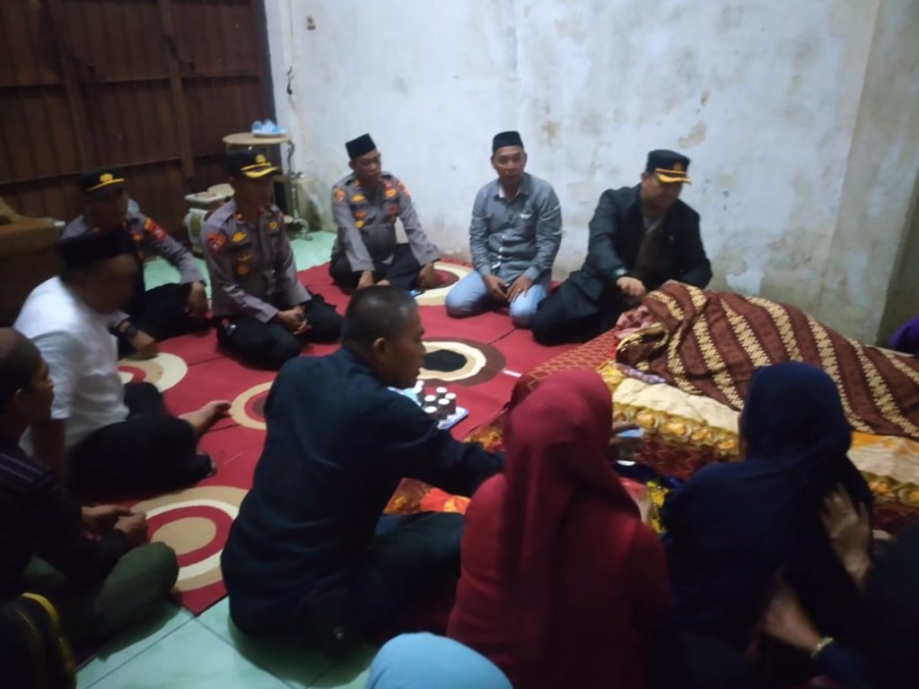 Waka Polres Wajo Melayat ke Rumah Duka Personil Polsek Keera
