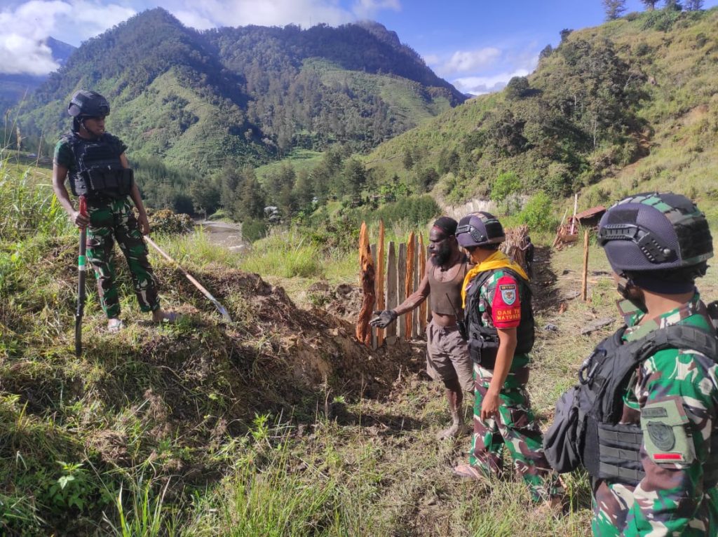 Satgas Mobile Raider 300 Siliwangi Bantu Membuat Pagar Kebun Masyarakat Mayuberi