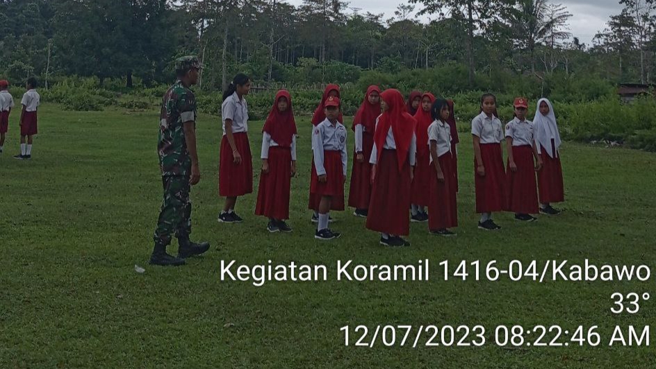Babinsa Koramil 1416-04 Kabawo Berikan Pelatihan PBB Kepada Siswa SMPN 2 Kabawo