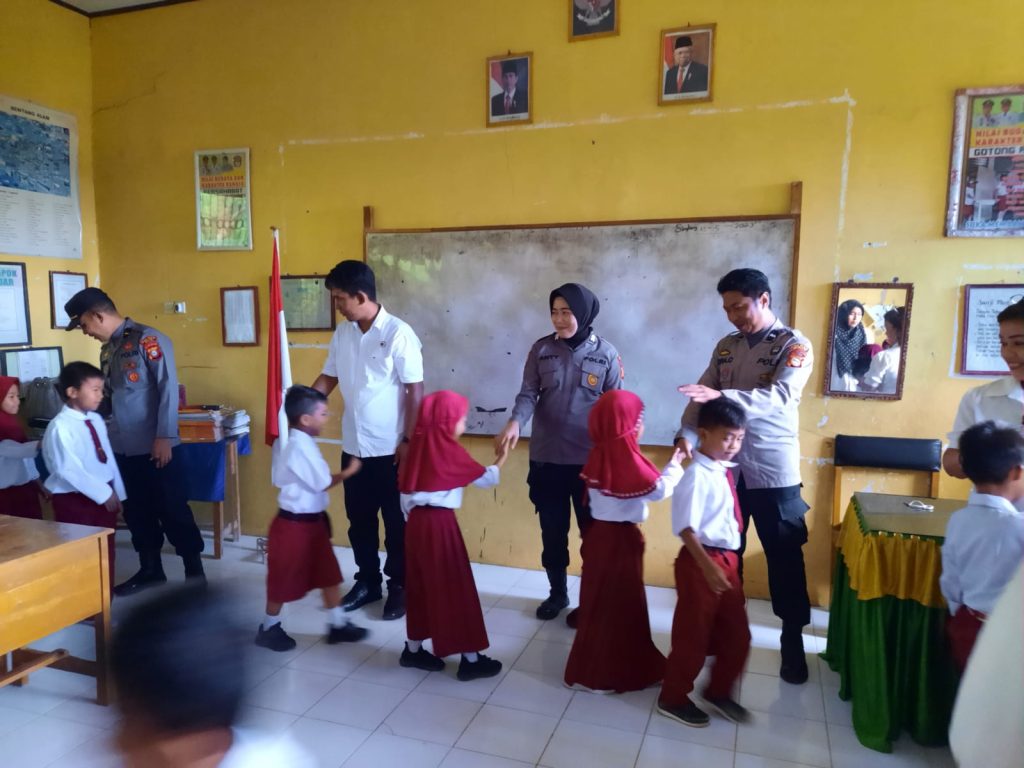 Cegah Penyalahgunaan Narkoba, Personel Polres Wajo Lakukan Penyuluhan Dini ke Anak SD