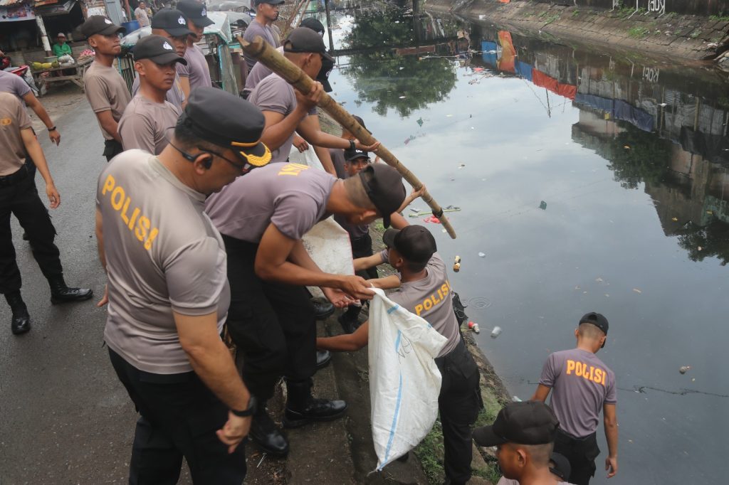 Peduli Lingkungan, Jajaran Polda Sulsel, Serentak Laksanakan Pembersihan Sampah