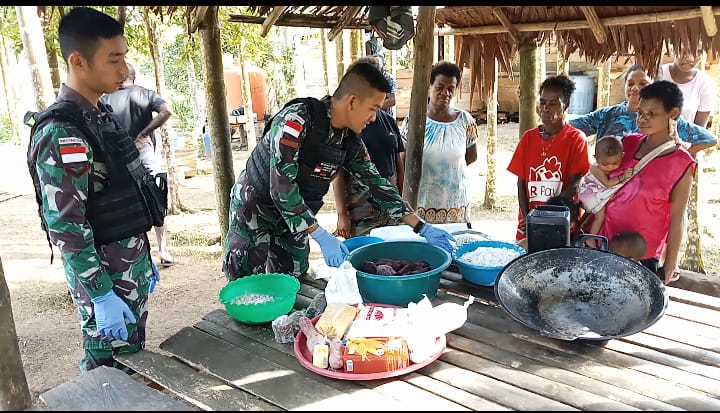 Satgas Pamtas RI-PNG Yonif 132 Bima Sakti Atasi Kesulitan Masyarakat