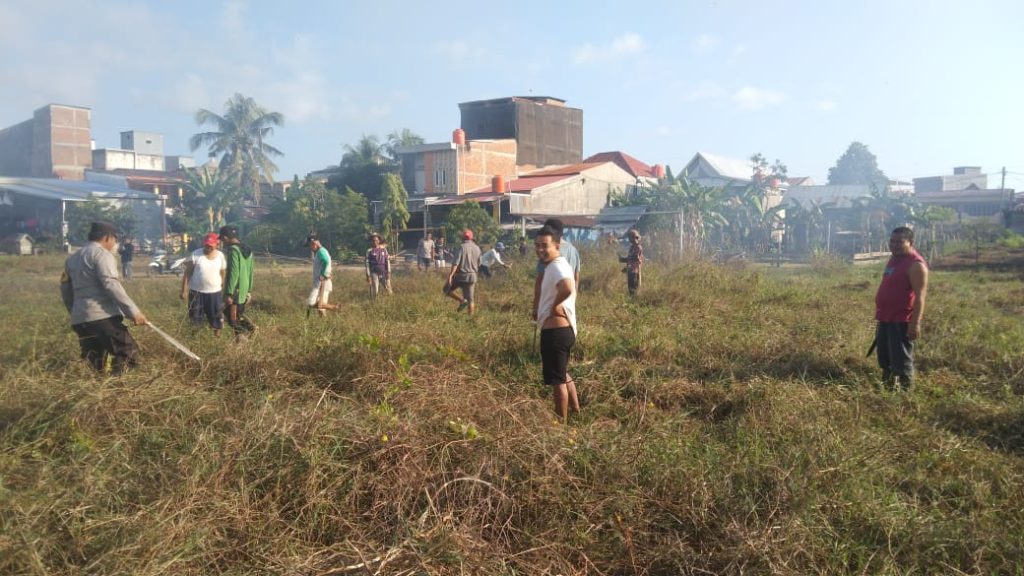 Polsek Pitumpanua Gotong Royong Bersama Warga Lingkungan Mattugengkeng Siwa