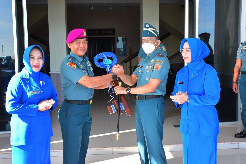 Sambut Komandan Baru, Lantamal VI Makassar Serahkan Kunci Markas Komando