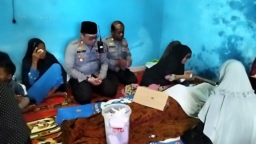 Kapolsek Rappocini Melayat Ke Rumah Duka Warga