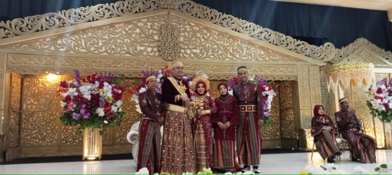 Pernikahan Andi Anitasari dan Fahriadi Amir: Sebuah Simfoni Cinta di Negeri Seratus Benteng
