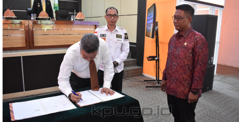 KPU Kota Parepare dan Pemerintah Kota Parepare melakukan penanganan Naskah Perjanjian Hibah Daerah (NPHD) di Auditorium BJ Habibie, Rumah Jabatan Wali Kota Parepare, Kamis (26/10/2023)