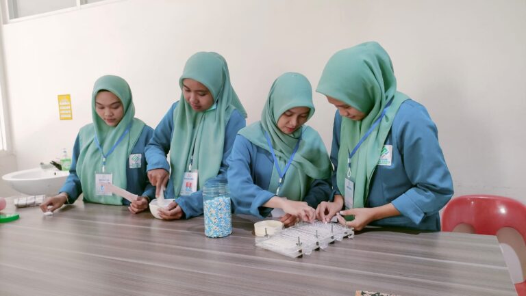 Politeknik Sandi Karsa Cetak Tenaga Farmasi Handal melalui Program PKL