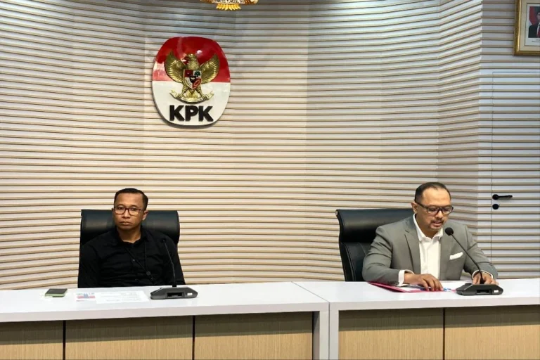 Plh. Direktur Penyidikan KPK Budi Sokmo dan Juru Bicara KPK Tessa Mahardika Sugiarto