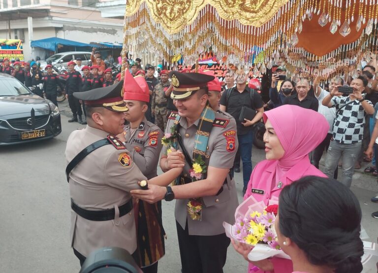 Serah Terima Kapolres Gowa Diwarnai Tradisi Bugis-Makassar dan Pedang Pora