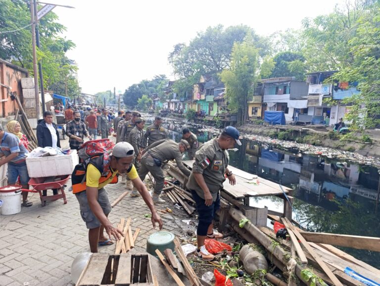 Batas Waktu Berlalu, Pedagang Kaki Lima Diminta Tinggalkan Bantaran Kanal Jongaya