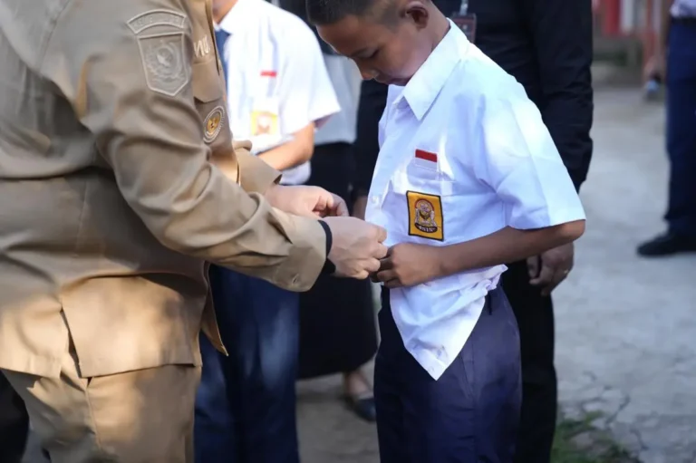 Seragam Gratis, Janji Manis: Makassar Sarat Dugaan Mark-Up, Gowa Masih Gelap Gulita!