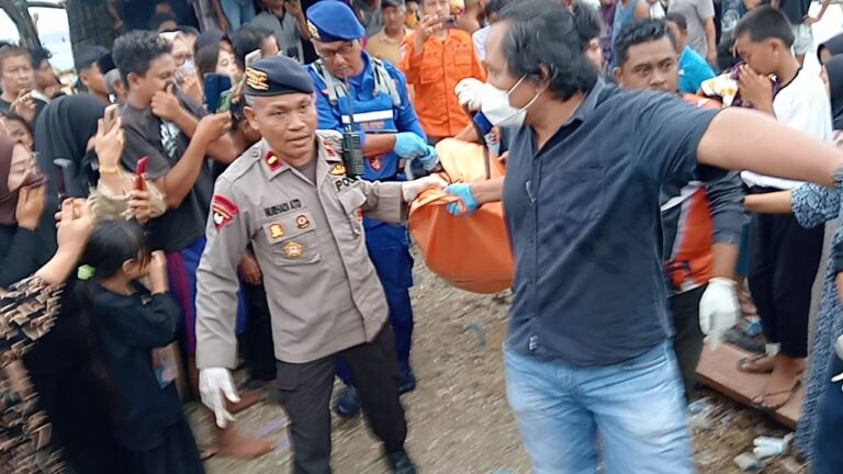 Polairud Sinjai Bersama Camat Herlang Pimpin Evakuasi Korban Tenggelam di Pesisir Turungan Beru
