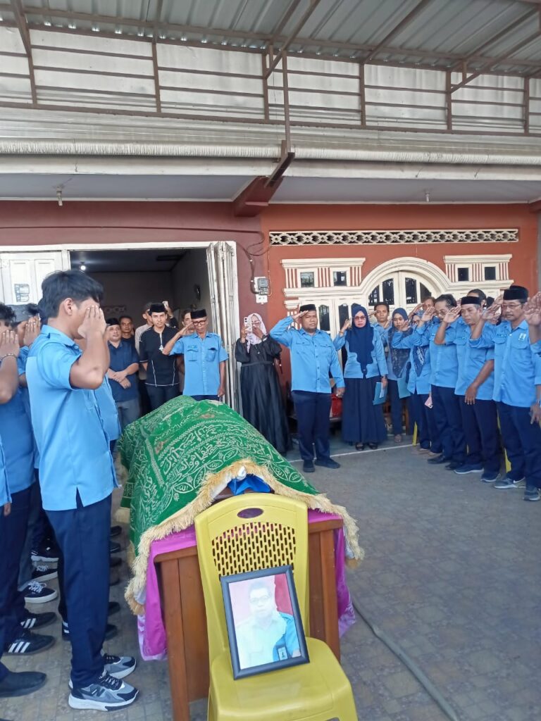 Upacara Pelepasan Jenazah Ilham Majid, Dilaksanakan Dengan Penuh Haru – Seluruh Karyawan PDAM Tirta Waesai Turut Mengantar Ke Makam