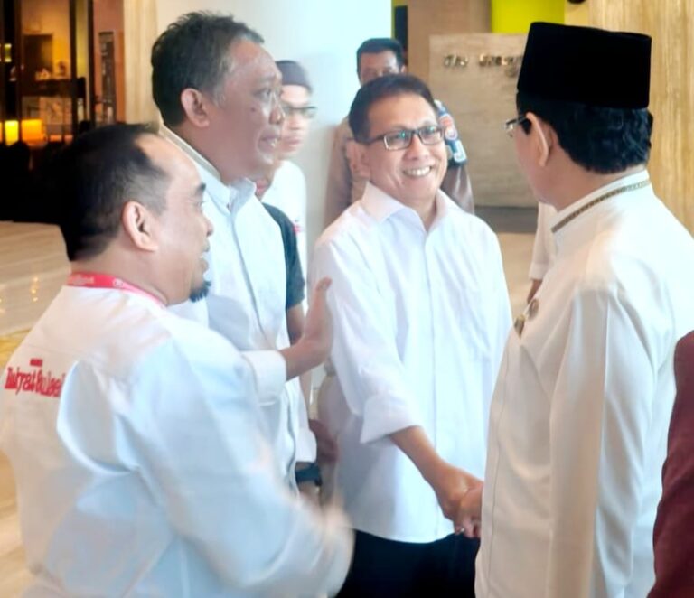 Cerita di Balik Pelukan Hangat Menteri Agama untuk Ketua PWI Sulsel Terpilih di Makassar