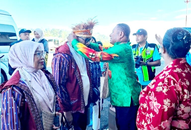 Bawa Misi Besar, Sambutan Adat Papua untuk Pejabat Kemenag dan Pemprov Sulsel
