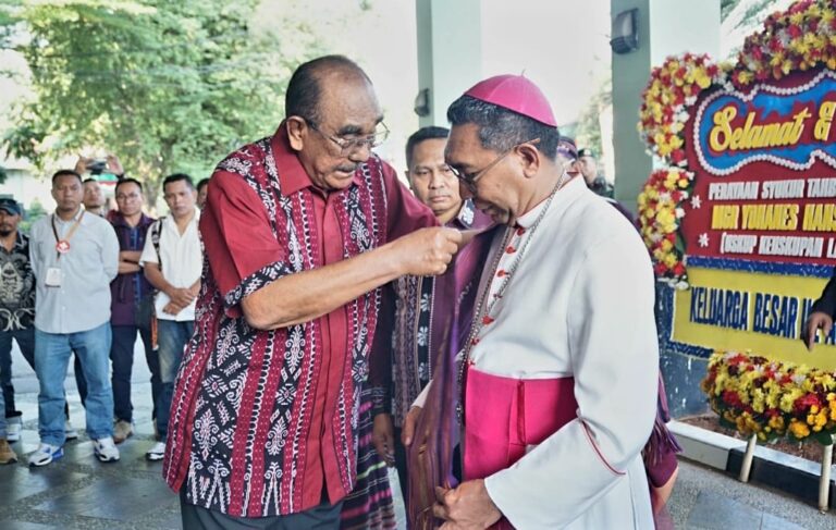 Beda Agama Satu Budaya: Hangatnya Penyambutan Mgr. Hans Monteiro oleh Perantau Flotim dan Lembata di Jakarta