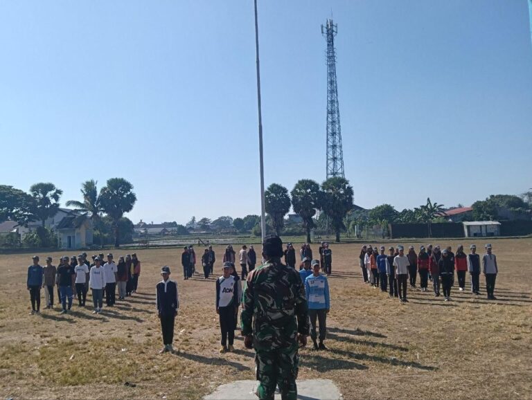 Babinsa dan Bhabinkamtibmas Latih Calon Paskibraka Bontonompo Sambut HUT Ke-81 RI