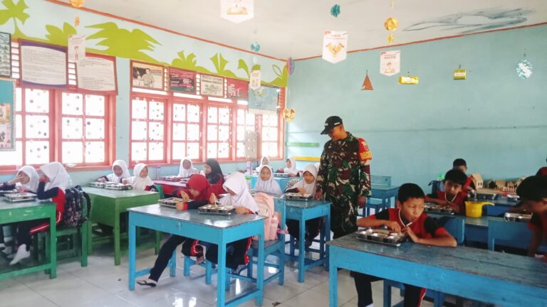 Babinsa Tompobulu Kawal Penyaluran Makan Bergizi Gratis di SD Center Malakaji