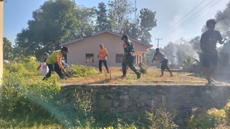 Babinsa Kodim 1409/Gowa dan Pemdes Jipang Gotong Royong Bersihkan Lingkungan Kantor Desa