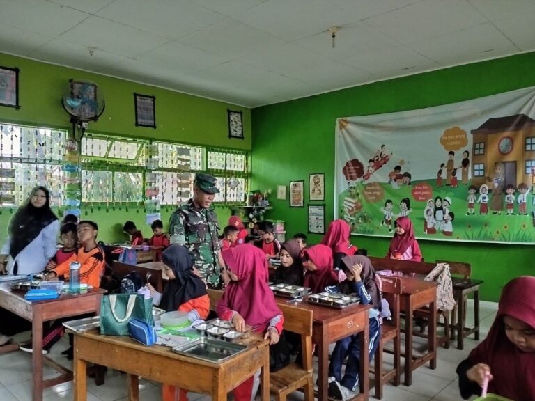 Babinsa Koramil Pallangga Kawal Penyaluran Makanan Bergizi Gratis di Sekolah