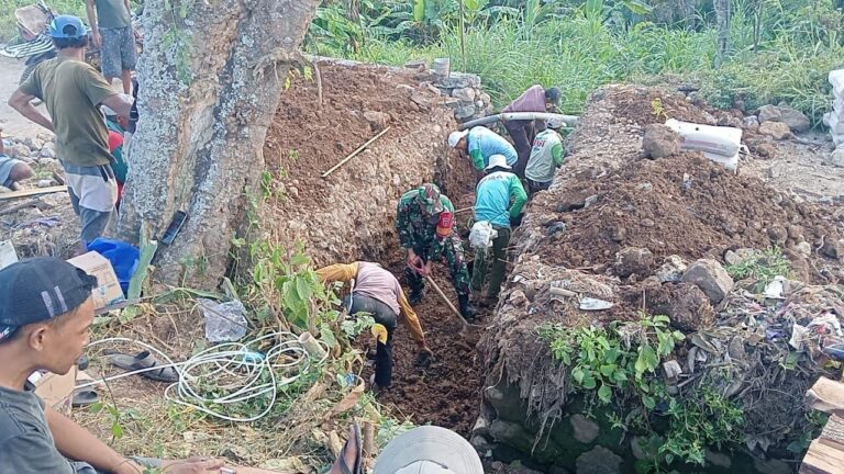 Babinsa dan Warga di Gowa Gotong Royong Bersihkan Saluran Air Cegah Genangan