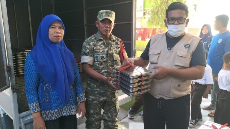 Babinsa Koramil 1409-05/Pallangga Dampingi Penyaluran Makan Bergizi Gratis di Gowa