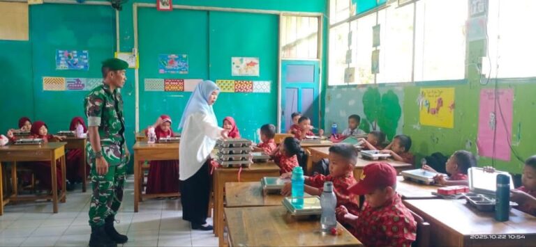 Babinsa Koramil 1409-03/Bontomarannu Pantau Distribusi Makan Bergizi Gratis di Pattallassang