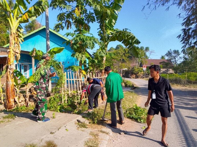 Babinsa dan Mahasiswa UIN Bersama Warga Gelar Karya Bakti di Gowa