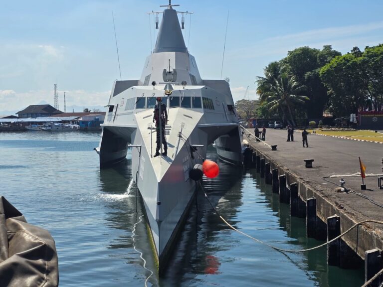 Kapal Perang Siluman Canggih KRI Golok-688 Siap Sapa Warga Makassar di NBOD Kodaeral VI