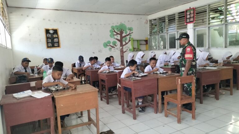 Sinergi Babinsa dan Sekolah di Gowa demi Suksesnya Penyaluran Makan Bergizi Gratis